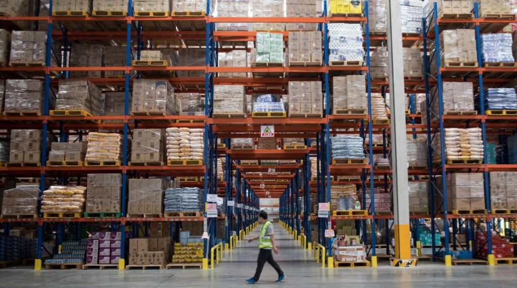 Taobao freight forwarder warehouse in China consolidating packages for international shipping to USA