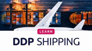 Bannière présentant le concept d'expédition DDP, montrant un avion-cargo survolant un port à conteneurs, avec le titre ' DDP SHIPPING ' en caractères gras et un appel à l'action invitant à en savoir plus