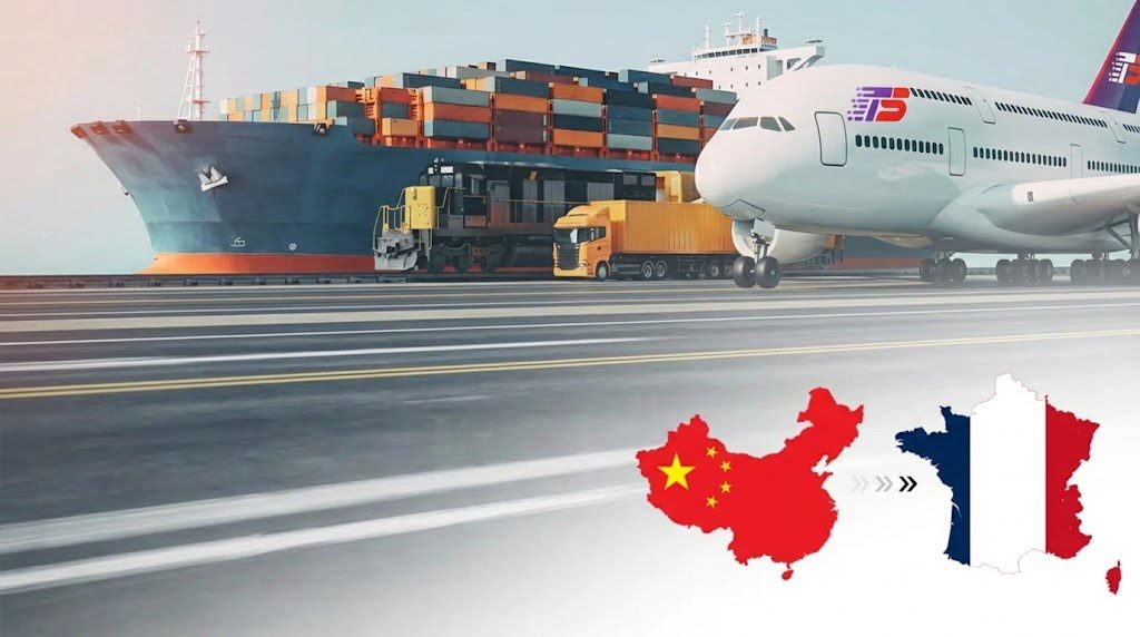 Cartel sobre el transporte internacional de mercancías desde China a Francia en el que aparecen un avión de carga, un tren de mercancías, un camión de reparto y un buque portacontenedores con una autopista de fondo.