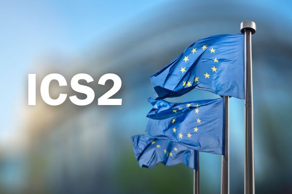 La mention " ICS2 " à côté de trois drapeaux de l'Union européenne, représentant le système de contrôle des importations 2 (ICS2) de l'UE destiné à garantir le respect des réglementations douanières.