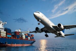 Realistisches Foto eines Frachtflugzeugs, das Fußballtrikots von Guangzhou, China, zu weltweiten Zielen transportiert, mit VANTAGE-Branding