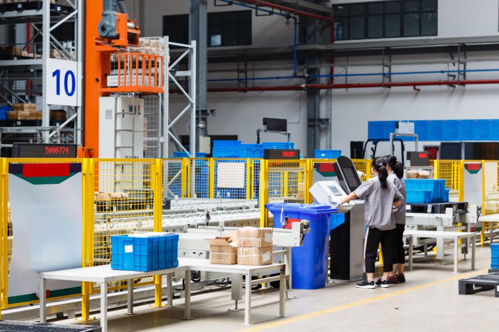zwei Mitarbeiter von hinten bei der Arbeit an modernen Automaten 545UAFR 1024x683 1
