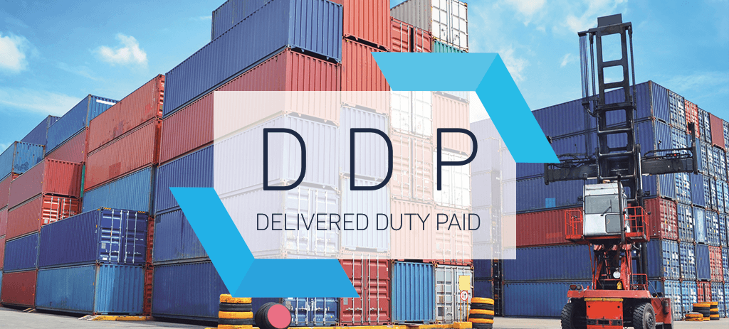 Les mentions " DDP " et " Delivered Duty Paid " superposées à une vue d'un parc à conteneurs où sont empilés des conteneurs et où se trouve un chariot élévateur à fourches télescopiques, illustrant la condition d'expédition DDP.