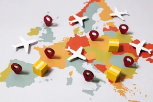 Une carte de l'Europe avec des petits avions, des punaises rouges et des encadrés jaunes, représentant le réseau logistique du fret aérien de la Chine vers l'Europe.