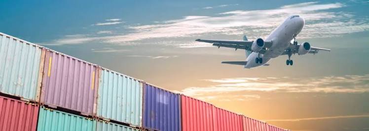 Un avion-cargo survolant des conteneurs empilés au coucher du soleil, symbolisant le fret aérien express en provenance de Chine.